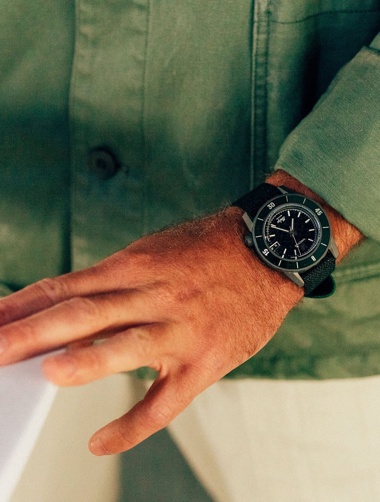 Photo de présentation d'un homme avec une montre et un bracelet de montre noir Julien Faure